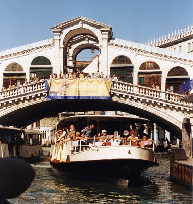 Verkehrsgedränge vor der Rialto-Brücke - Klicken, um dieses Motiv als Postkarte zu verschicken